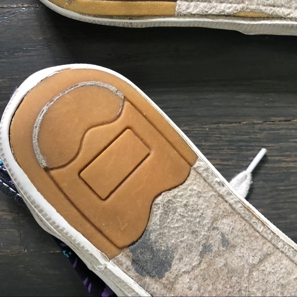 | SHOES | - Picture 2 of 2